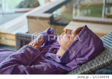 外気浴をする女性　撮影協力・白玉の湯 泉慶 121188939