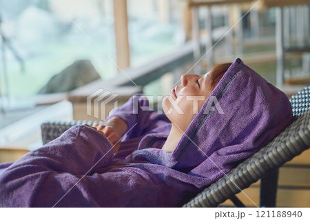 外気浴をする女性　撮影協力・白玉の湯 泉慶 121188940