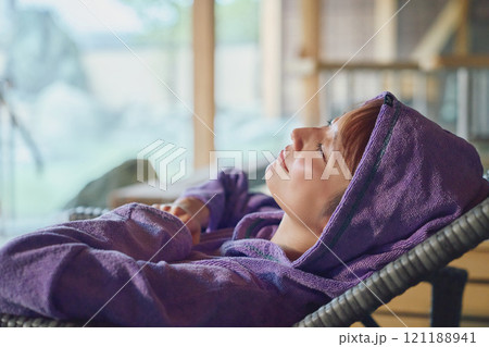 外気浴をする女性　撮影協力・白玉の湯 泉慶 121188941