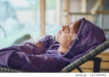 外気浴をする女性　撮影協力・白玉の湯 泉慶 121188942