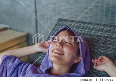 外気浴をする女性　撮影協力・白玉の湯 泉慶 121188943