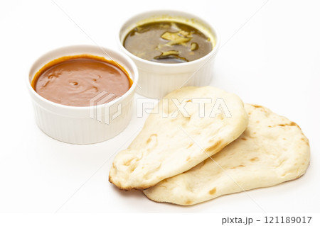 白背景にカレーとナン 白背景にカレーとナン 121189017