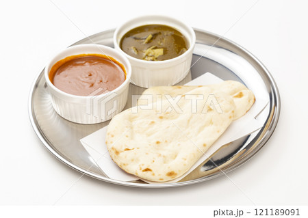 カレーとナンのランチプレート 121189091