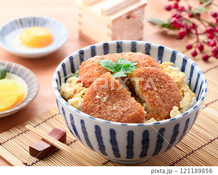 コロッケの卵とじ丼 ( かつ丼風 ) コロッケの卵とじ丼 ( かつ丼風 ) 121189856