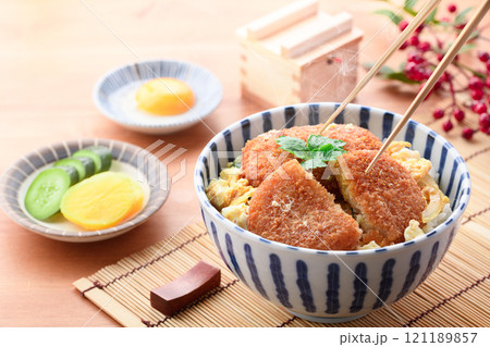 コロッケの卵とじ丼 ( かつ丼風 ) コロッケの卵とじ丼 ( かつ丼風 ) 121189857