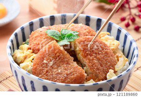 コロッケの卵とじ丼 （ かつ丼風 ） 121189860