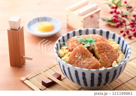 コロッケの卵とじ丼 ( かつ丼風 ) コロッケの卵とじ丼 ( かつ丼風 ) 121189861
