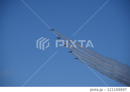 航空祭でアクロバット飛行するブルーインパルス 121189897