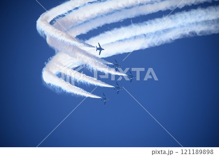 航空祭でアクロバット飛行するブルーインパルス 121189898