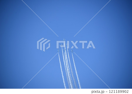 航空祭でアクロバット飛行するブルーインパルス 航空祭でアクロバット飛行するブルーインパルス 121189902