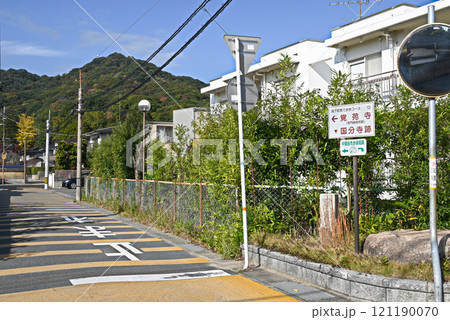【山口県下関市】城下町長府を通る中国自然歩道と観光案内板 121190070