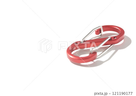 S字フック　カラビナを白背景で撮影 121190177