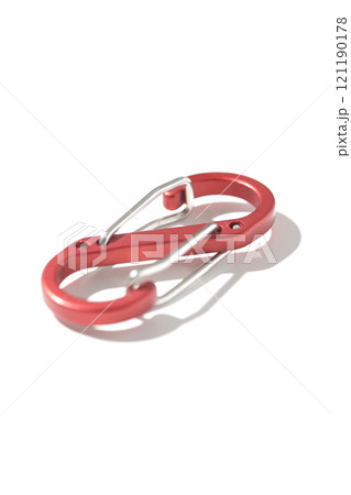 S字フック　カラビナを白背景で撮影 121190178