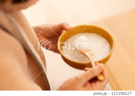 お粥（白がゆ）を食べる女性の手元 121190227