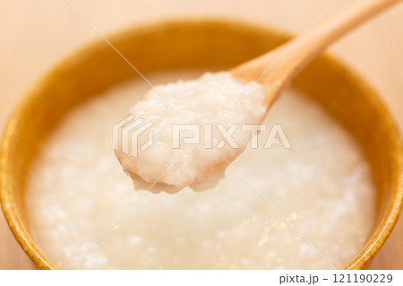 お粥（白がゆ）を食べる手元 121190229