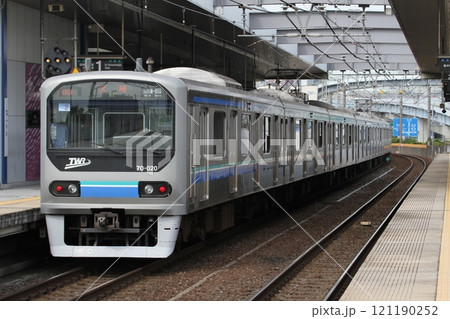 東雲駅を発車するりんかい線 70-000形 Z2編成 121190252