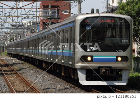 十条駅に進入するりんかい線 70-000形 Z1編成 121190253