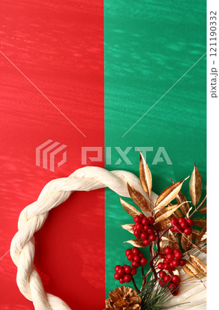 クリスマスカラーの背景としめ縄飾り(縦画像) クリスマスカラーの背景としめ縄飾り(縦画像) 121190332