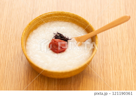 梅干しの乗ったお粥（梅がゆ） 121190361