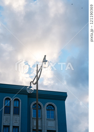 雲間から光が差す美しい街並みと街灯 121190369