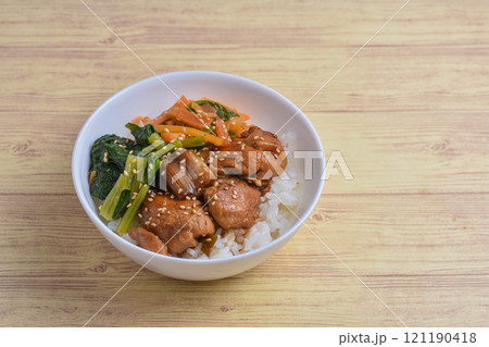 焼き鳥とナムルの丼 121190418