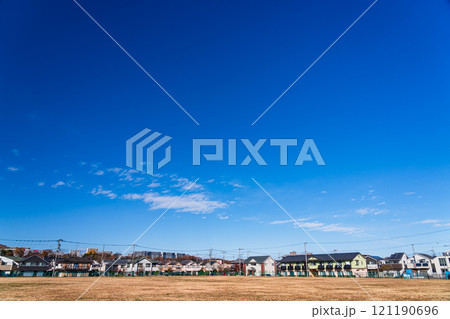 澄んだ青空と広い公園を囲む住宅街 121190696
