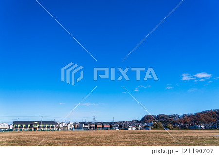 澄んだ青空と広い公園を囲む住宅街 121190707