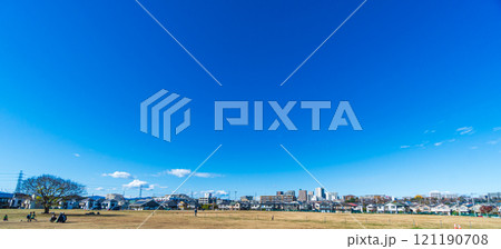澄んだ青空と広い公園を囲む住宅街 澄んだ青空と広い公園を囲む住宅街 121190708
