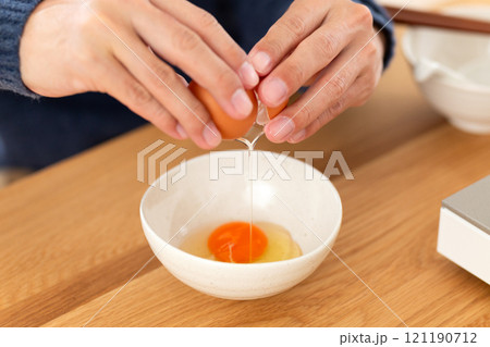 生卵を割るミドル男性の手元 121190712
