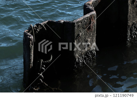 青い海面と港湾の錆びた古い鋼矢板の風景アートテクスチャー 121190749