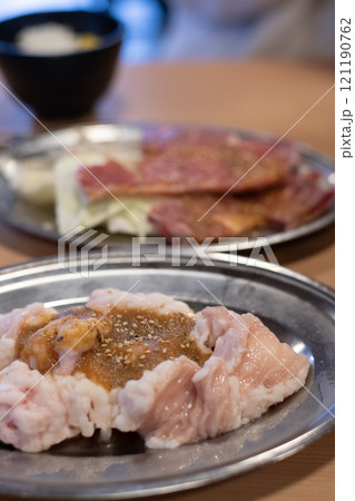 盛り付けられた焼肉のホルモン 121190762