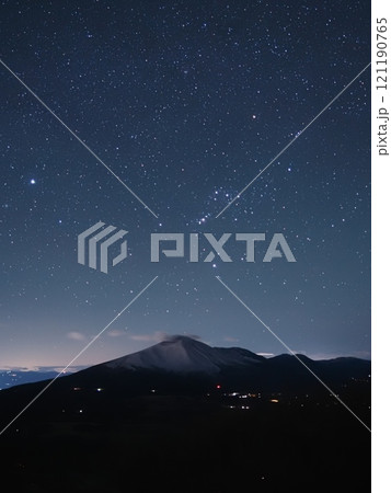 噴煙たなびく夜の浅間山 121190765