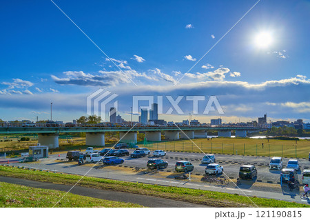 東京都大田区の多摩川河川敷からガス橋、緑地駐車場、川崎市上平間方面を見る 121190815