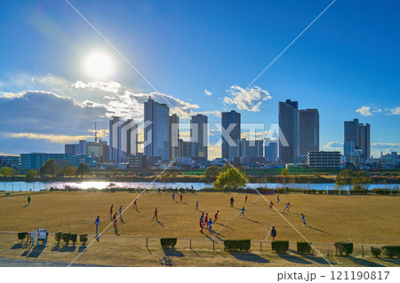 東京都大田区田園調布南付近の多摩川河川敷から西側の眺望(球技場,小杉タワーマンションなど) 121190817