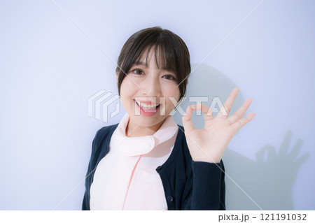 一般看護師のオッケーやイイネ！goodのポーズ 水色背景 121191032