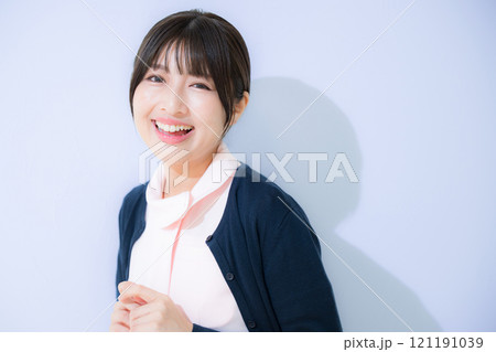 転職成功で嬉しい看護師のイメージなどに カメラ目線で笑顔の一般看護師 クローズアップ 転職成功で嬉しい看護師のイメージなどに カメラ目線で笑顔の一般看護師 クローズアップ 121191039