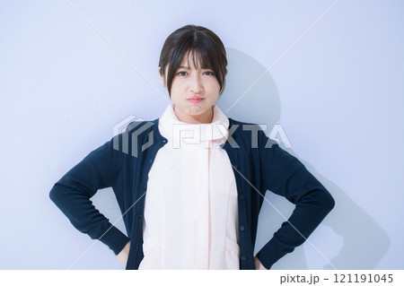 怒る、不服そうな看護師のネガティブイメージ 121191045