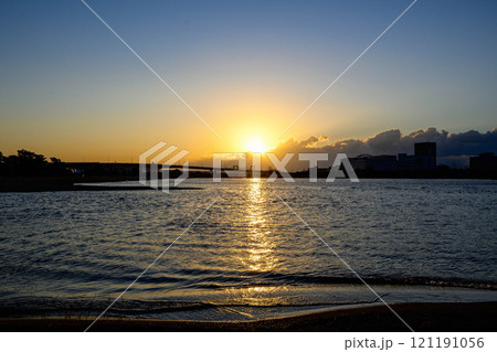 兵庫県西宮市香櫨園浜の夜明け 兵庫県西宮市香櫨園浜の夜明け 121191056
