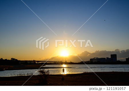 兵庫県西宮市香櫨園浜の夜明け 兵庫県西宮市香櫨園浜の夜明け 121191057