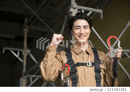 現場で安全ベルトをしたガッツポーズの笑顔のカメラ目線 ガテン系の転職や求人のイメージに 現場で安全ベルトをしたガッツポーズの笑顔のカメラ目線 ガテン系の転職や求人のイメージに 121191381