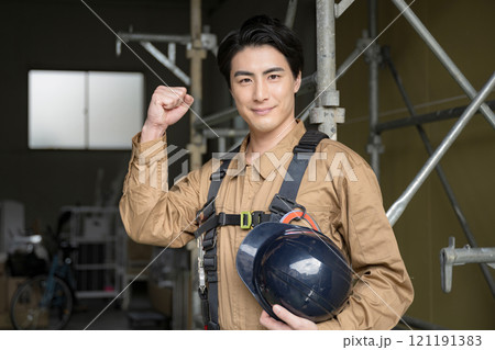 現場で安全ベルトをしたガッツポーズの笑顔のカメラ目線 ガテン系の転職や求人のイメージに 121191383
