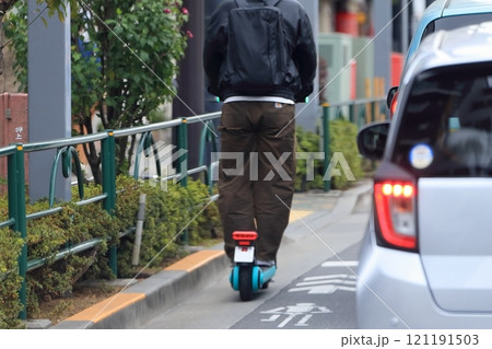 車道を走る電動キックボード イメージ 車道を走る電動キックボード イメージ 121191503