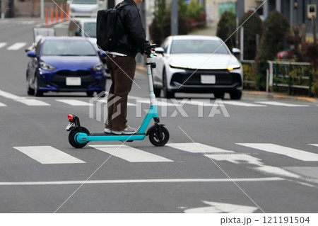 車道を走る電動キックボード　イメージ 121191504