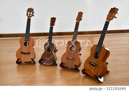 ウクレレ　四台　室内 121191640