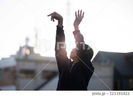 バスケのジャンプシュートをする少年　スポーツや部活のイメージ 121191822