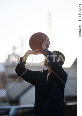 バスケのジャンプシュートをする少年　スポーツや部活の練習イメージ 121191824