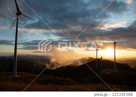 夕暮れ時の展望台から見た上矢作風力発電所の風車 121192388