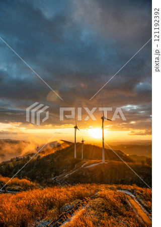 夕暮れ時の展望台から見た上矢作風力発電所の風車 121192392