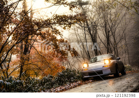 うっすら積もった雪道とオープンカー うっすら積もった雪道とオープンカー 121192398