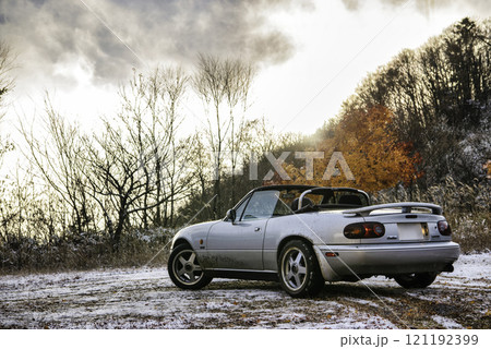 うっすら積もった雪道とオープンカー 121192399